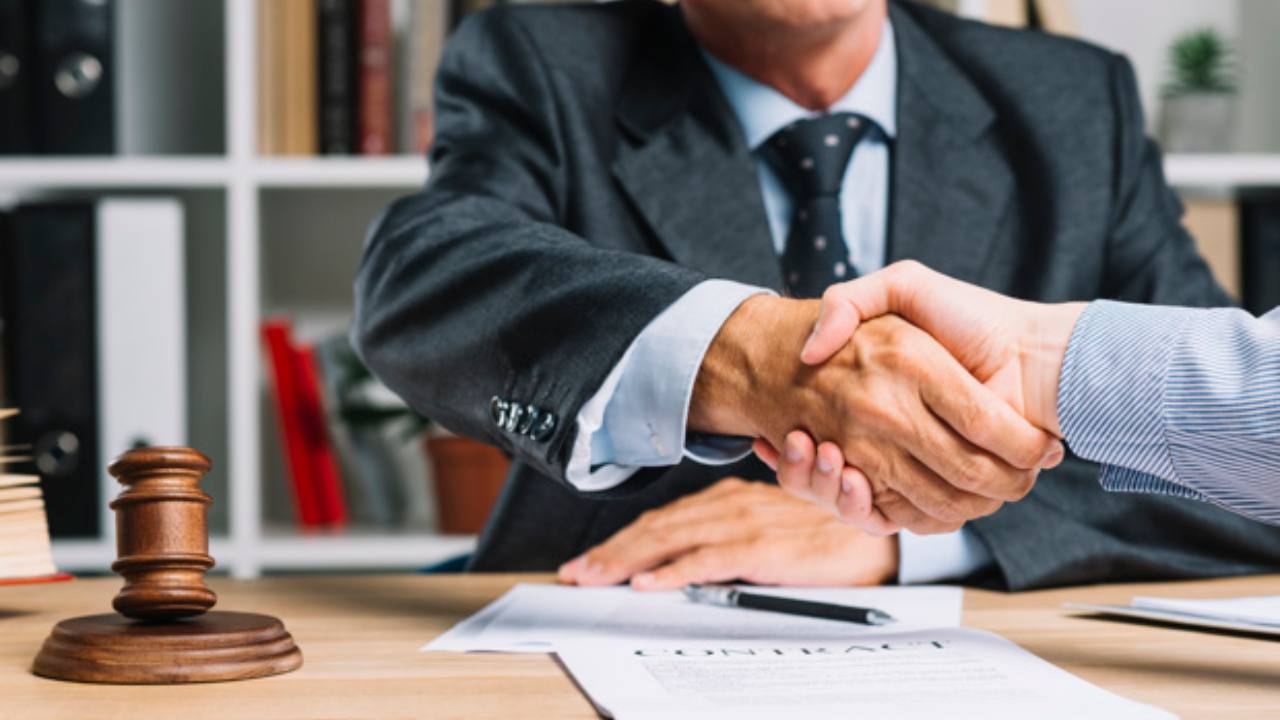 kiat memilih pengacara yang baik