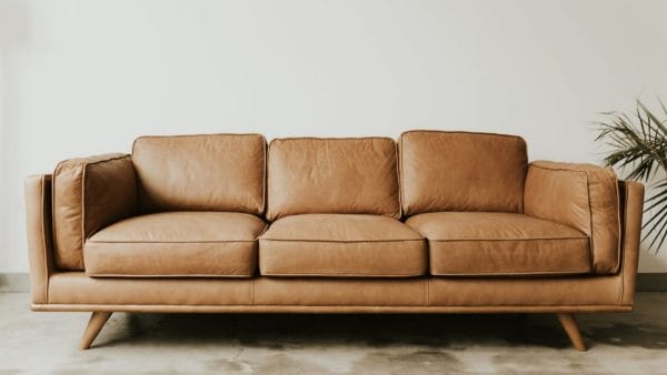 cara membersihkan sofa kulit