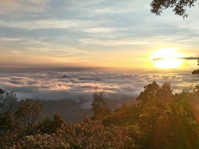 Sunrise di puncak Panderman Malang