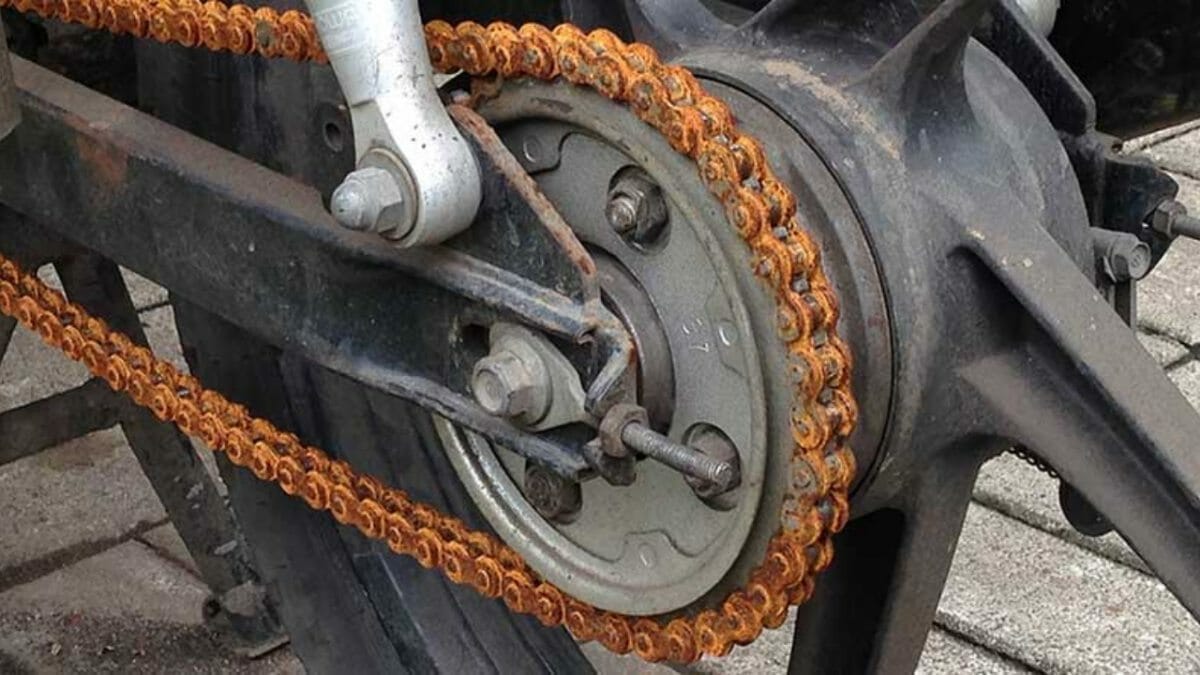 merawat rantai motor supaya tidak gampang berkarat